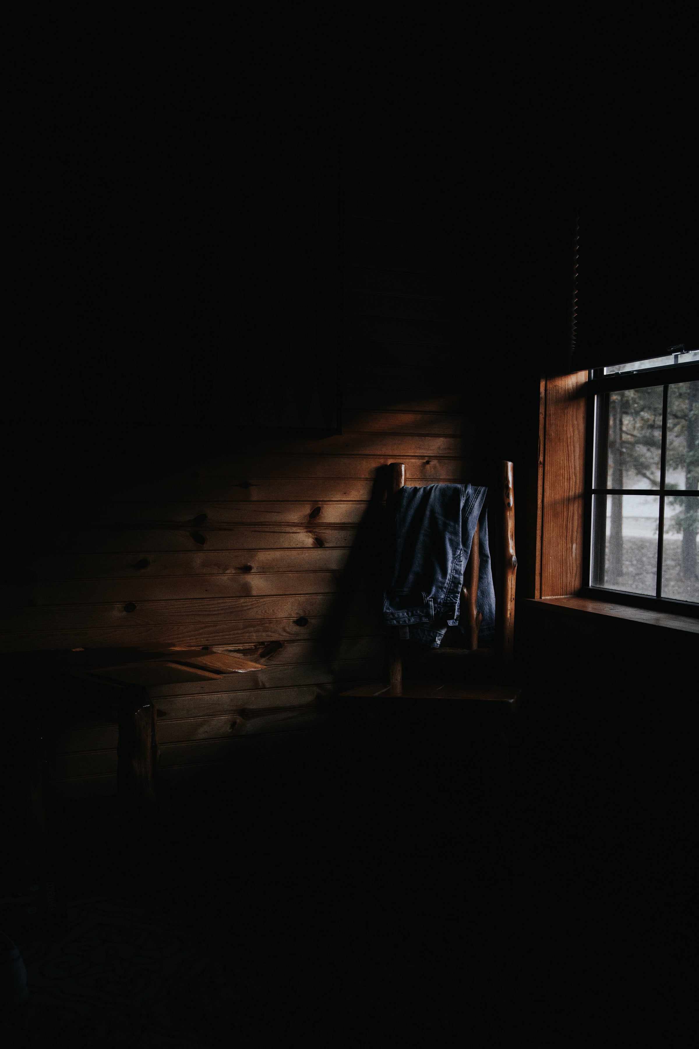 wood-cabin-wall-light-by-window-light - Nordkapp™